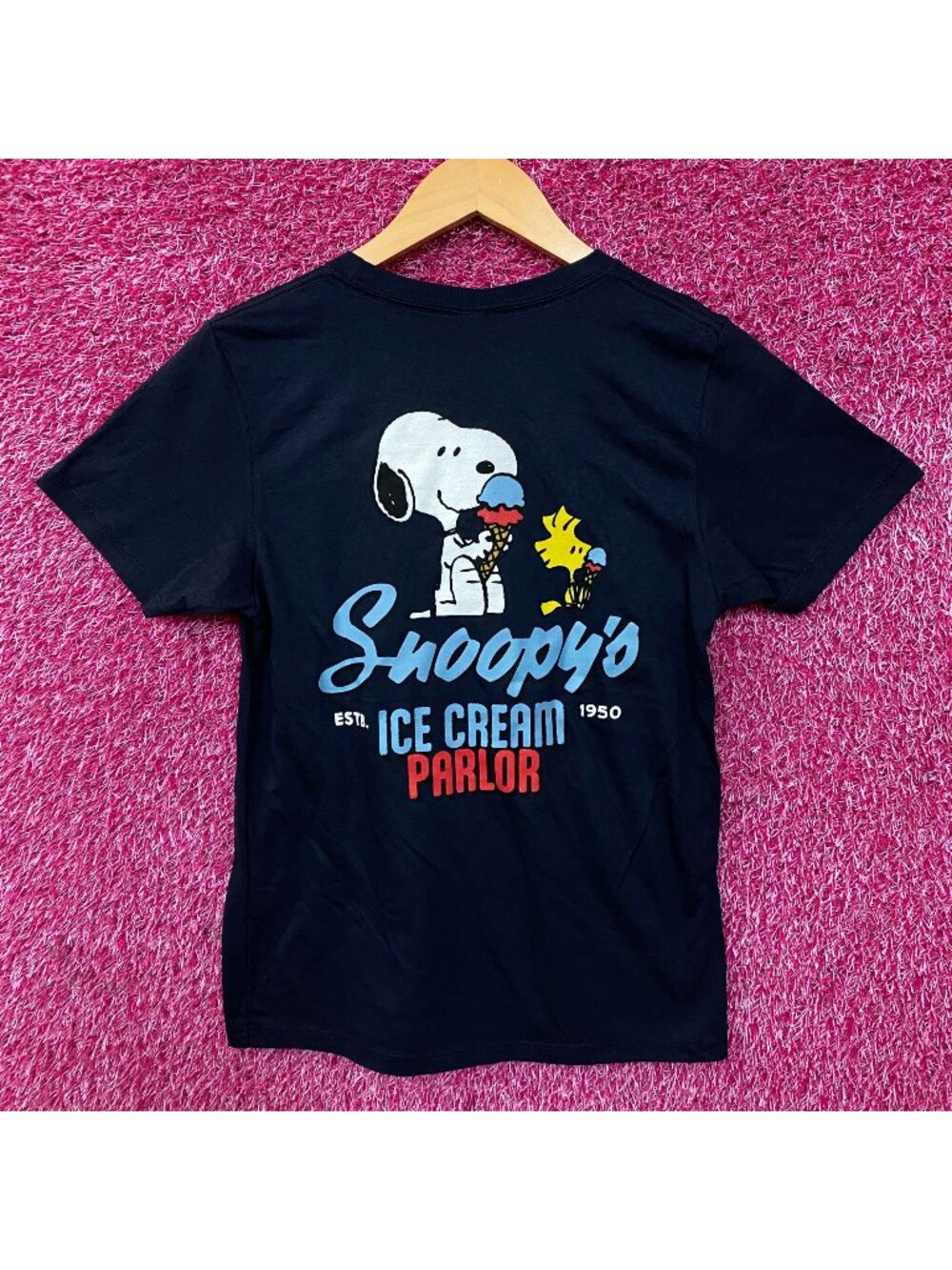 Peanuts Snoopy Ice Cream Parlor Graphic Tee Medium